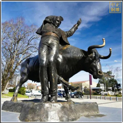 廣場男子與銅牛雕塑
